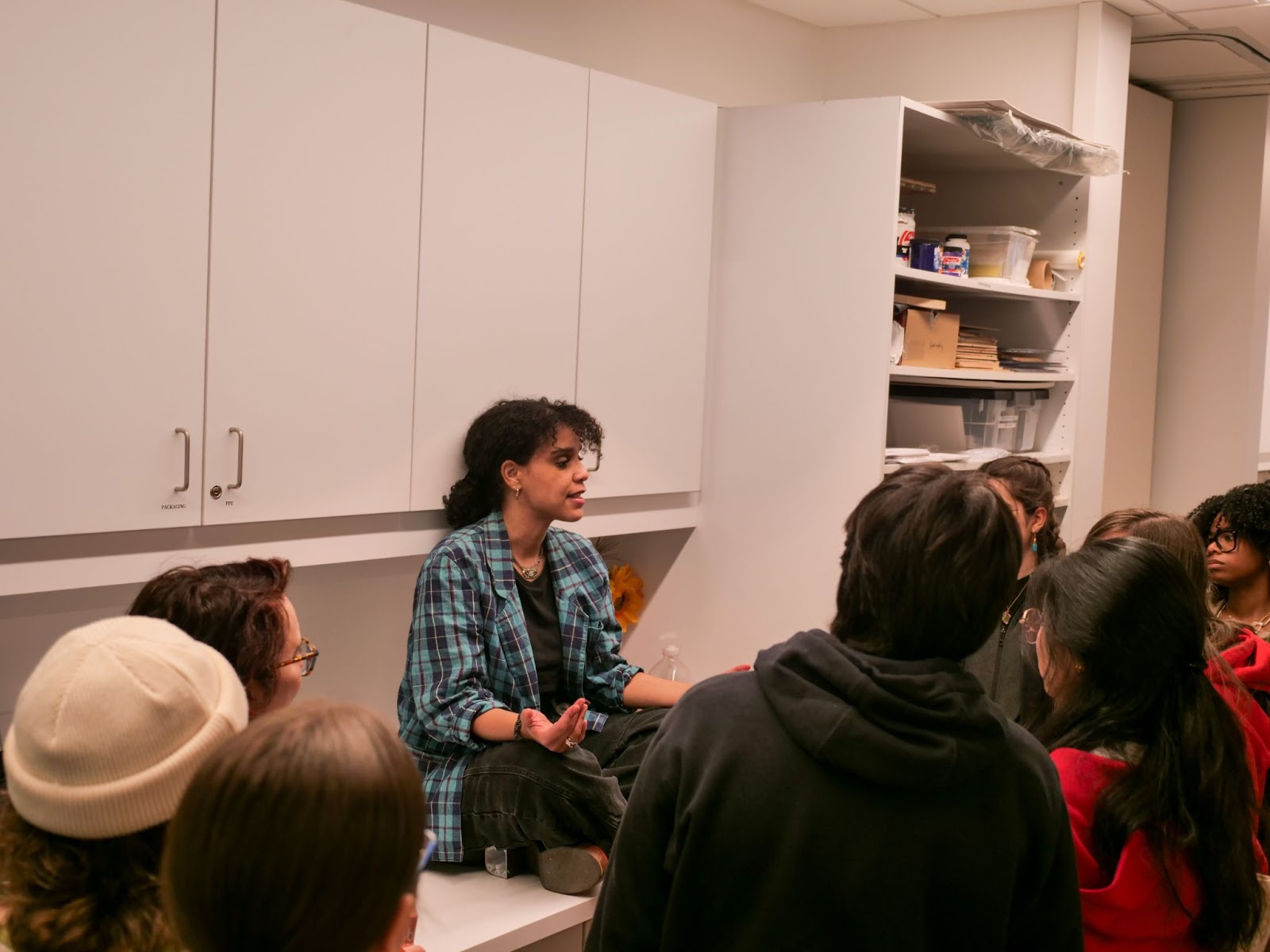 Chloé Savoie-Bernard introduces the Ekphrastic Writing Workshop to French students.