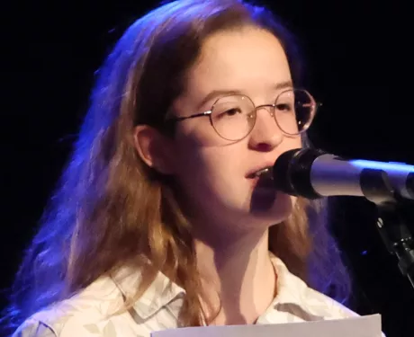 Jeune femme qui lit au micro