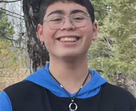 Adolescent souriant