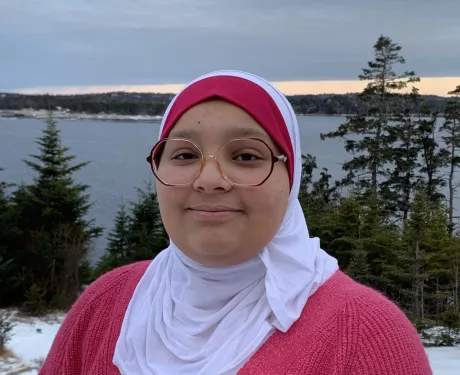 Jeune fille en hijab devant la mer