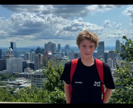 Jeune homme devant Montréal