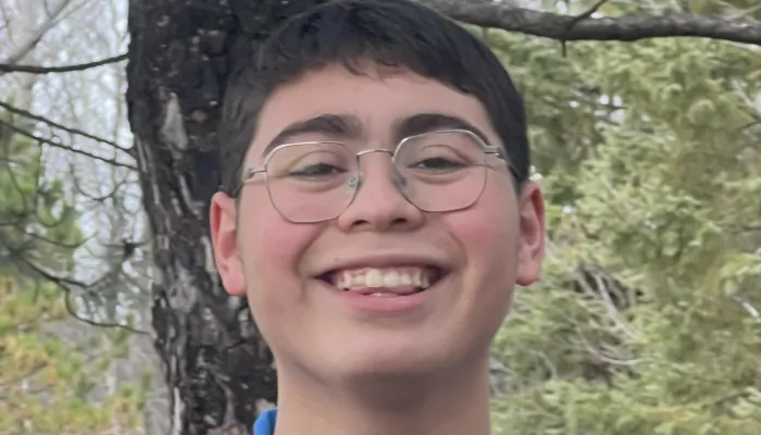Adolescent souriant