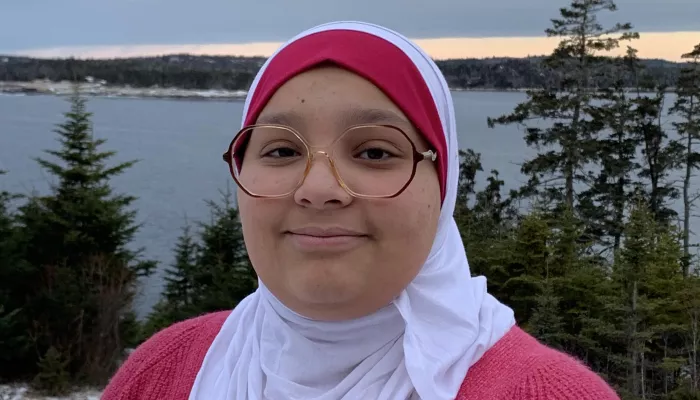 Jeune fille en hijab devant la mer