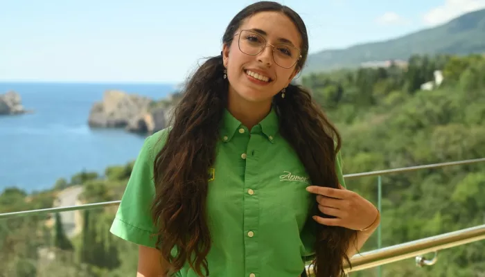Jeune femme devant paysage