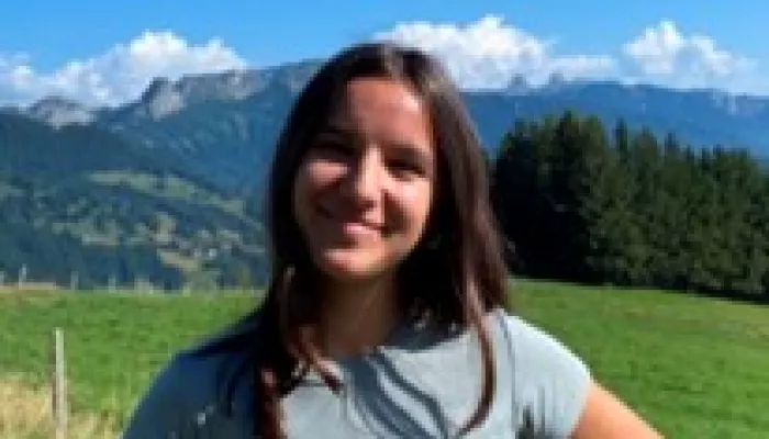 Jeune fille dans un champ