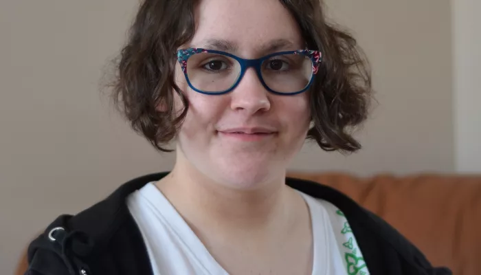 Jeune femme à lunettes