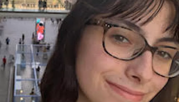 Jeune femme à lunettes