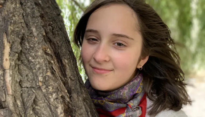 Jeune fille collée à un arbre