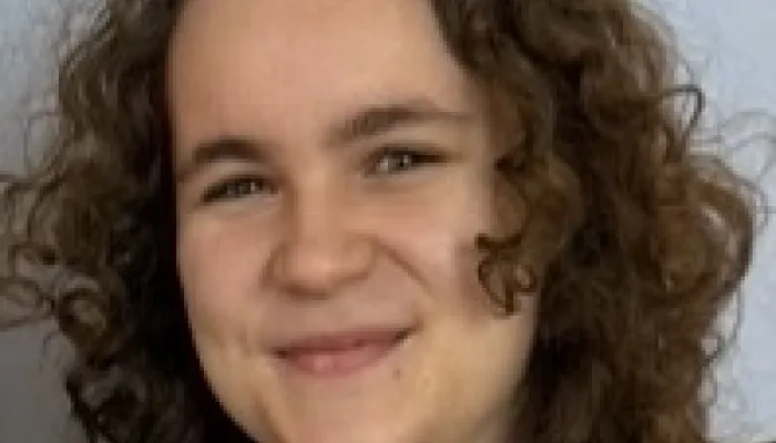 Jeune fille frisée