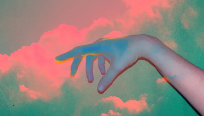 une main et le ciel 