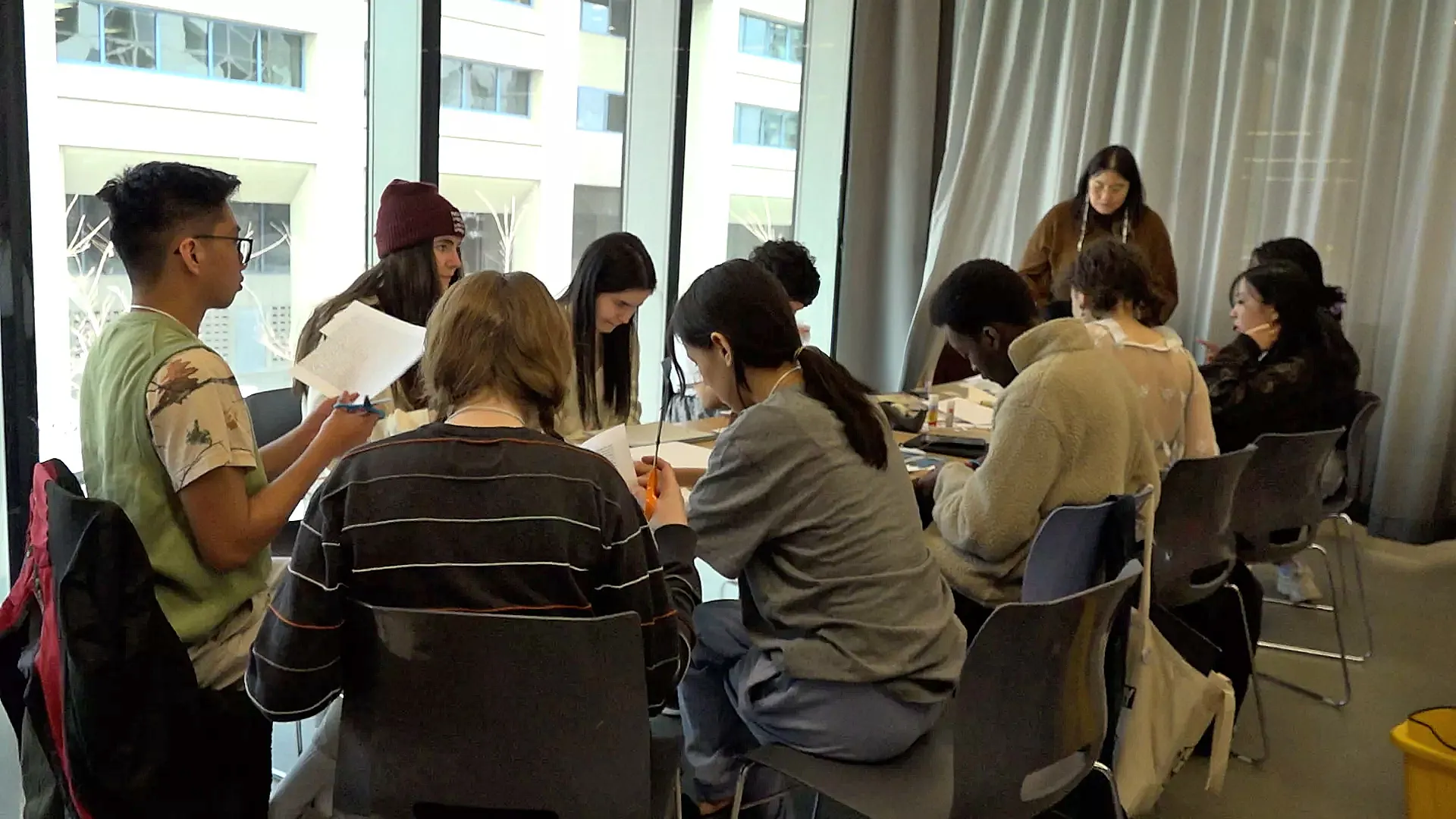 Les étudiant·e·s découpent des vers pour créer une œuvre de poésie découpée.